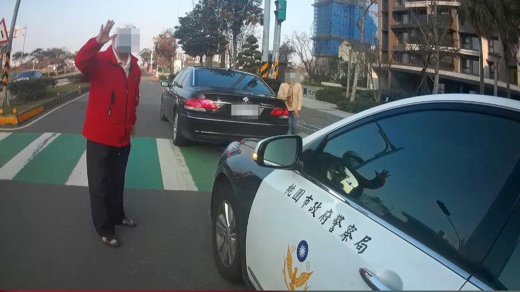 老夫婦感謝警方護鈔(圖/警方提供)