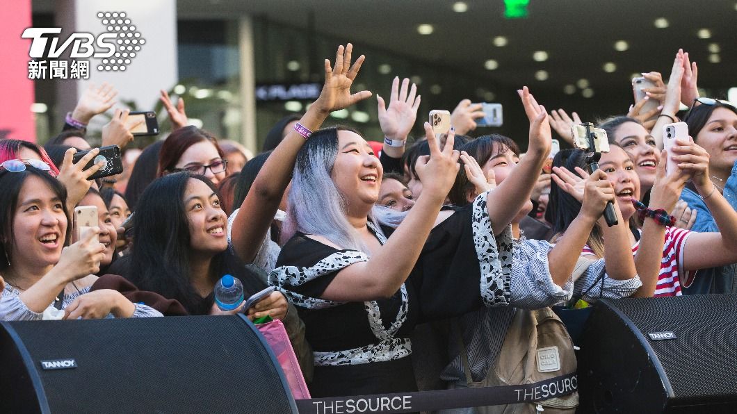 兩名少女疑似是男團BTS的粉絲。（示意圖／shutterstock達志影像）