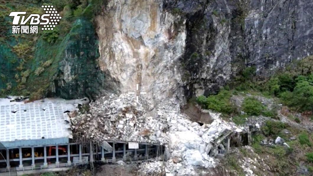 恐怖畫面曝!蘇花公路坍方山壁禿光 25m明隧道被壓碎