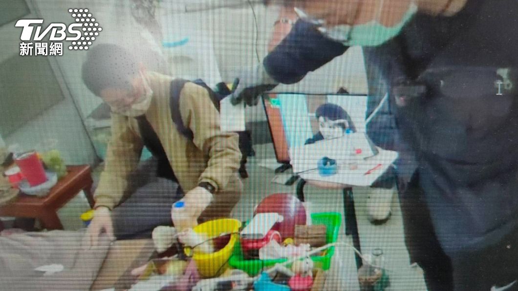 警方查扣屋內證物。（圖／TVBS）