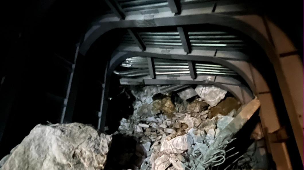 台9線蘇花公路159.3公里處大清水路段昨(11)日深夜發生嚴重坍方。(圖/公路總局提供)