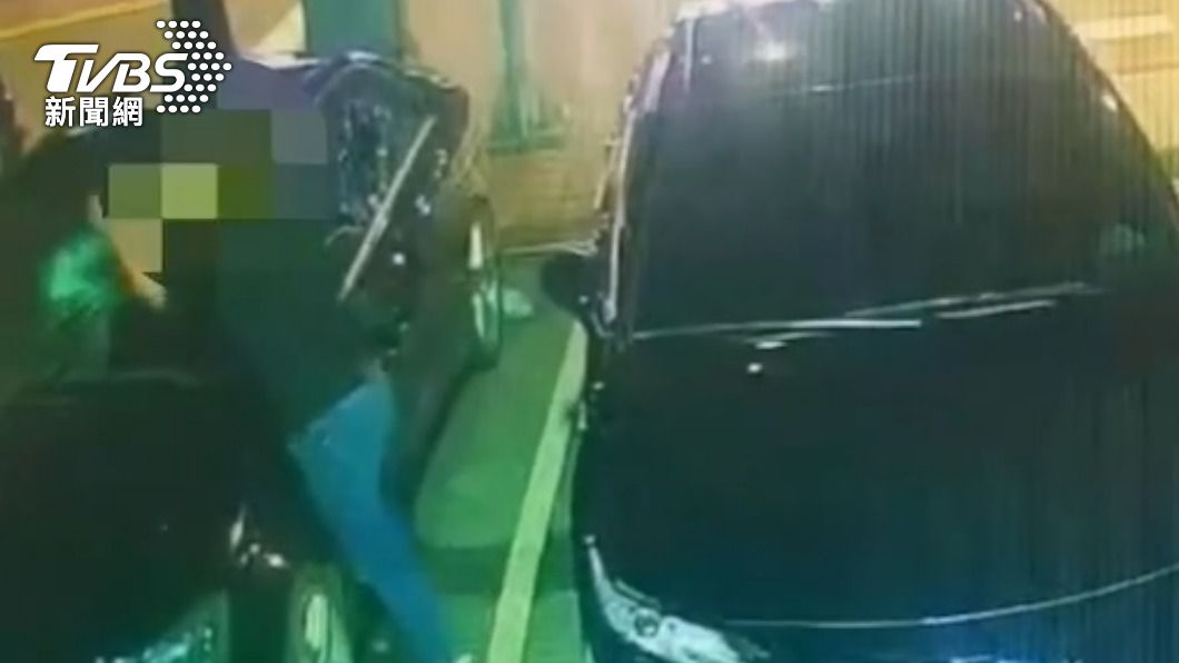 不滿他2天前糾眾砸車 莽男報復毀賓士「車窗玻璃破大洞」