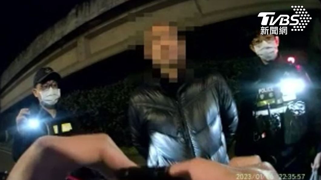 毒蟲開車遇上員警路檢,形跡可疑遭攔下盤查。(圖/TVBS)