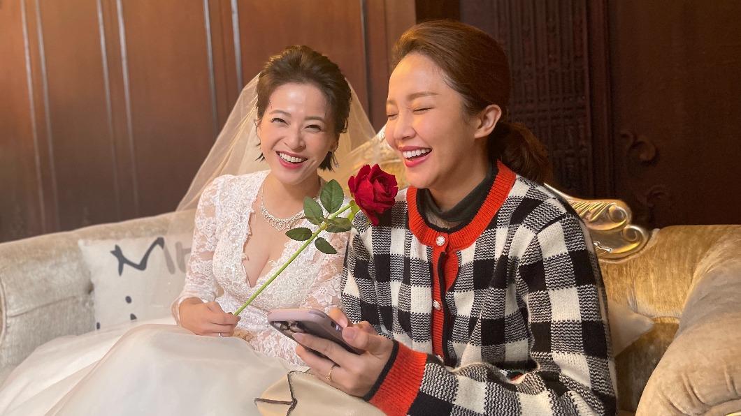 蘇晏霈穿婚紗被劇中婆婆賴慧如吃豆腐。(圖/民視提供)