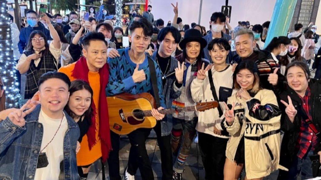 信義商圈逛街民眾賺到了!「草蜢」驚喜現身開金口飆唱還遇見他們