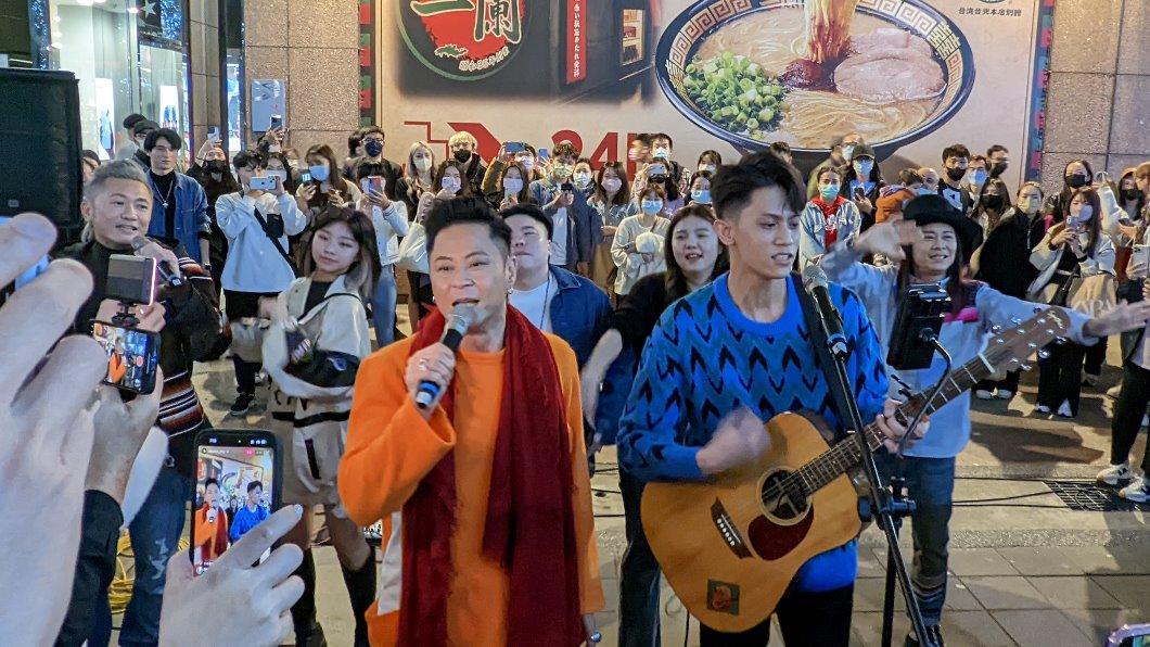 草蜢與現場民眾狂歡。（圖／開麗娛樂）