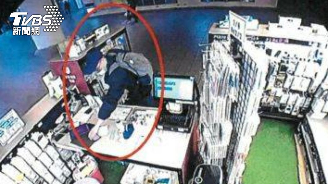 慣竊趁店員不在偷走手機。（圖／TVBS）