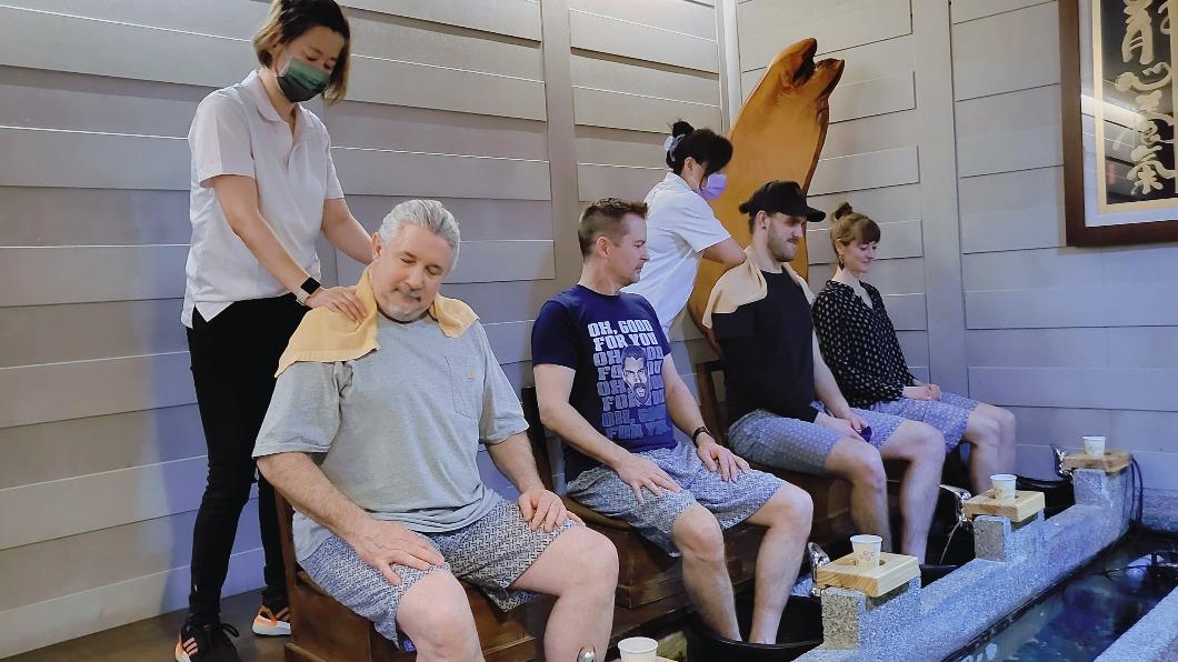 馬修連恩（左一）帶海外音樂人體驗肩頸與腳底按摩。（圖／新視紀整合行銷提供）