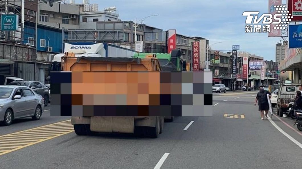 老婦走進砂石車的視線死角區喪命。（圖／TVBS）
