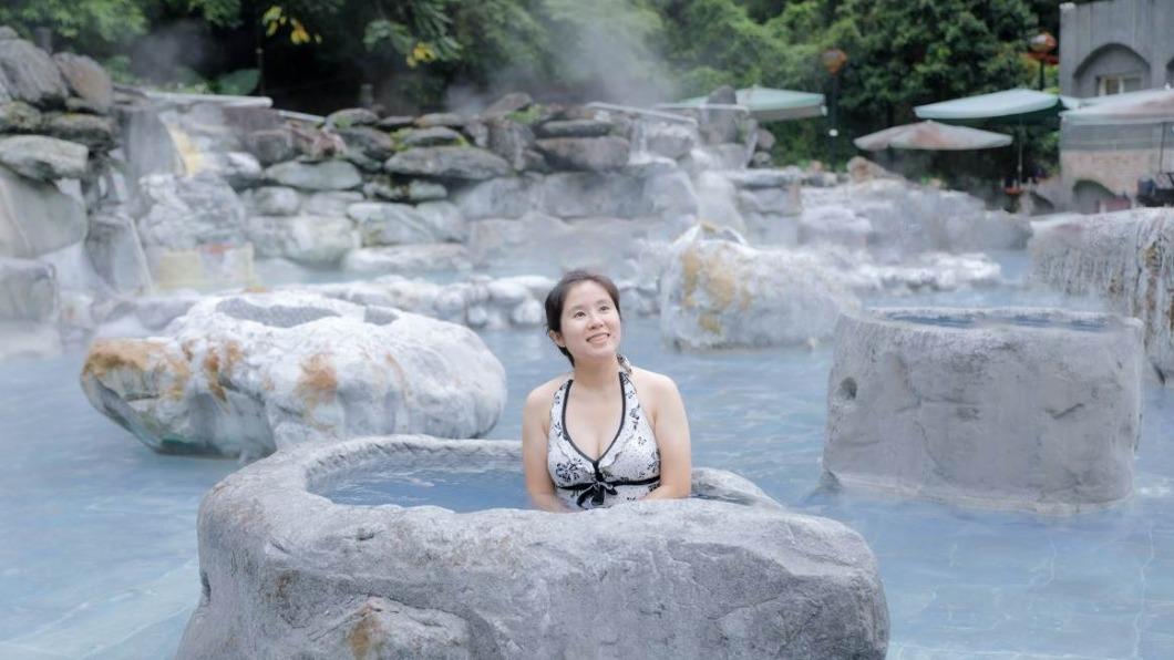 石頭湯和森林一起拍，夢幻景象被譽為台版冰島藍湖。（圖／卡夫卡愛旅行提供） 