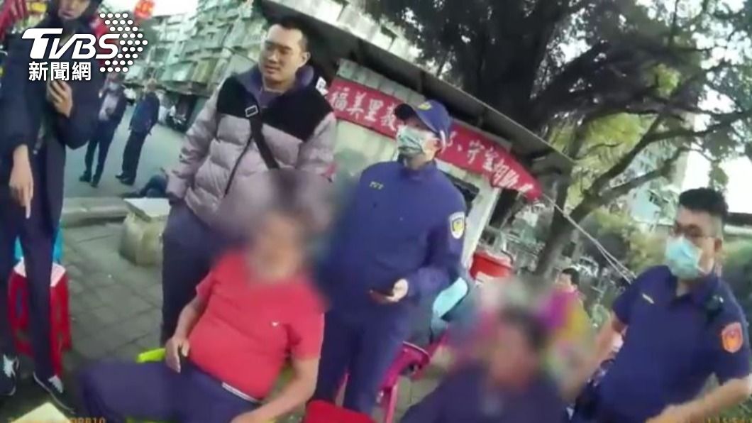 便衣員警於現場埋伏蒐證後逮人。（圖／TVBS）