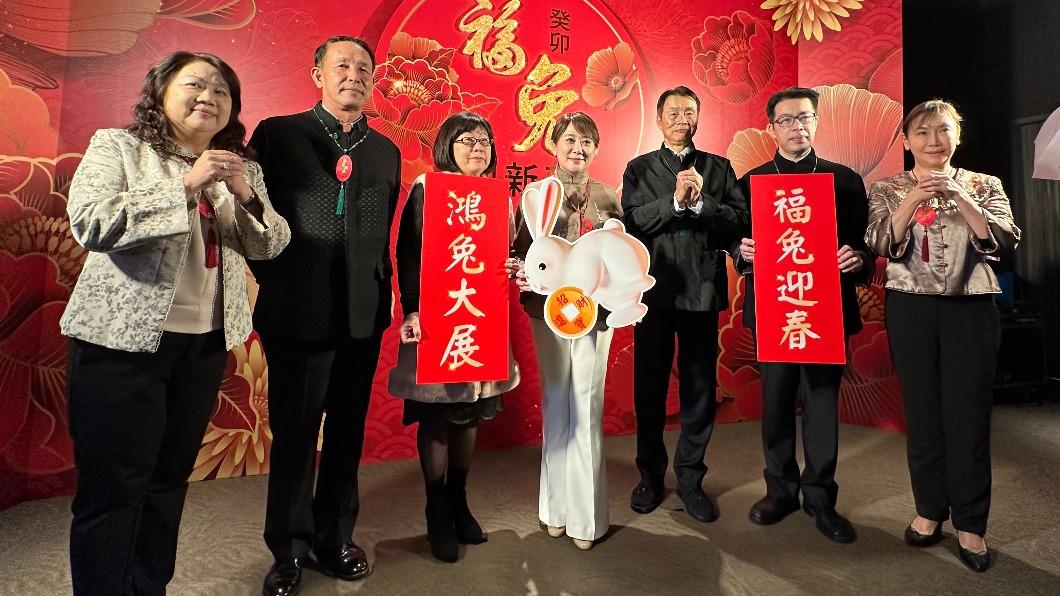 SOGO董事長黃晴雯(中)宣布,今年業績挑戰485億。(圖/許稚佳攝)