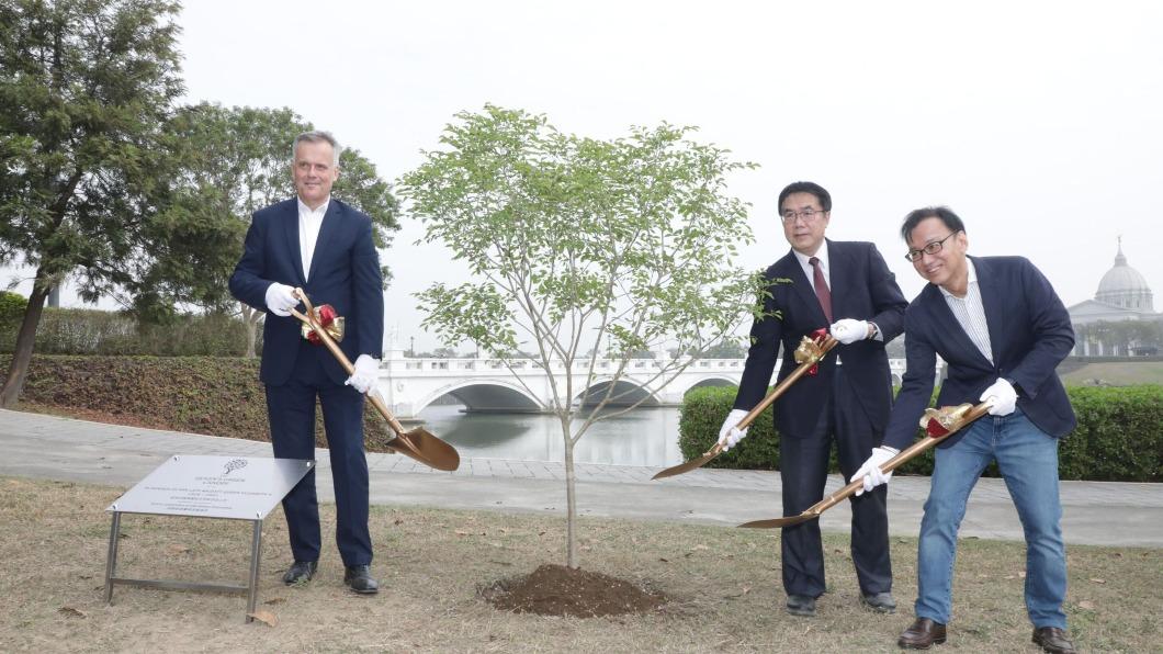 南市府攜手英國辦事處共同植樹　盼台英友誼長存