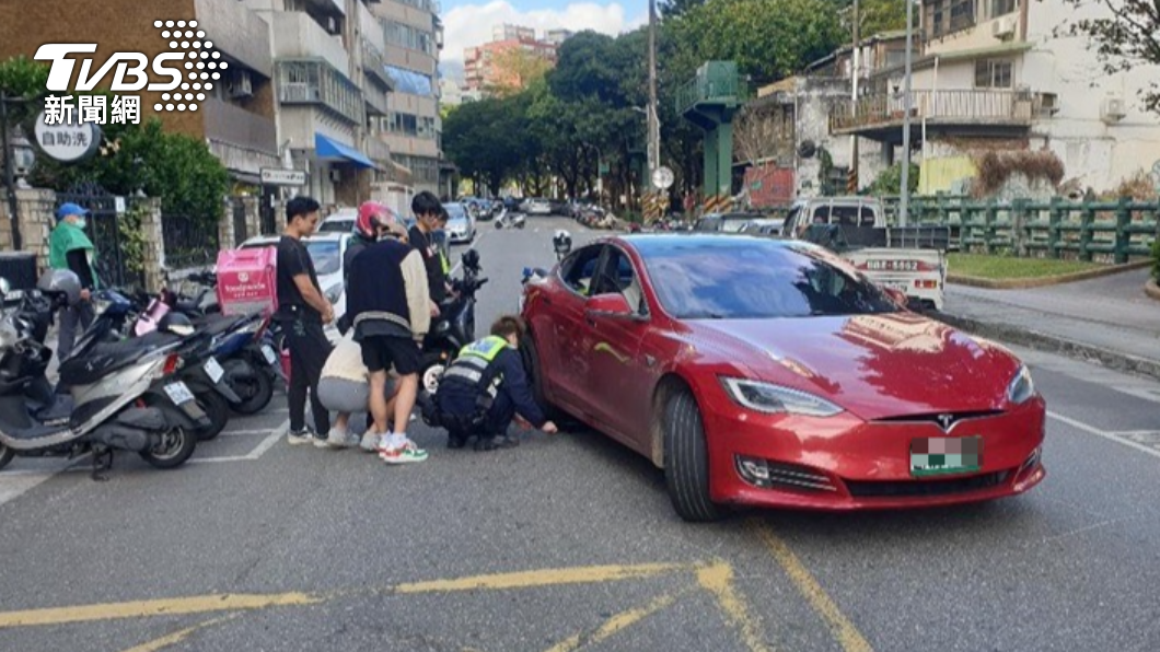 兩車卡住阻礙交通，員警到場以千斤頂協助兩車分離後排除。（圖／TVBS）