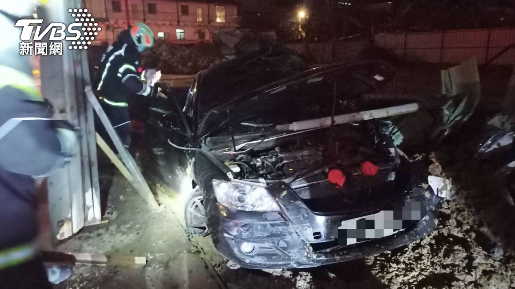 自撞車禍造成駕駛身亡。(圖/TVBS)