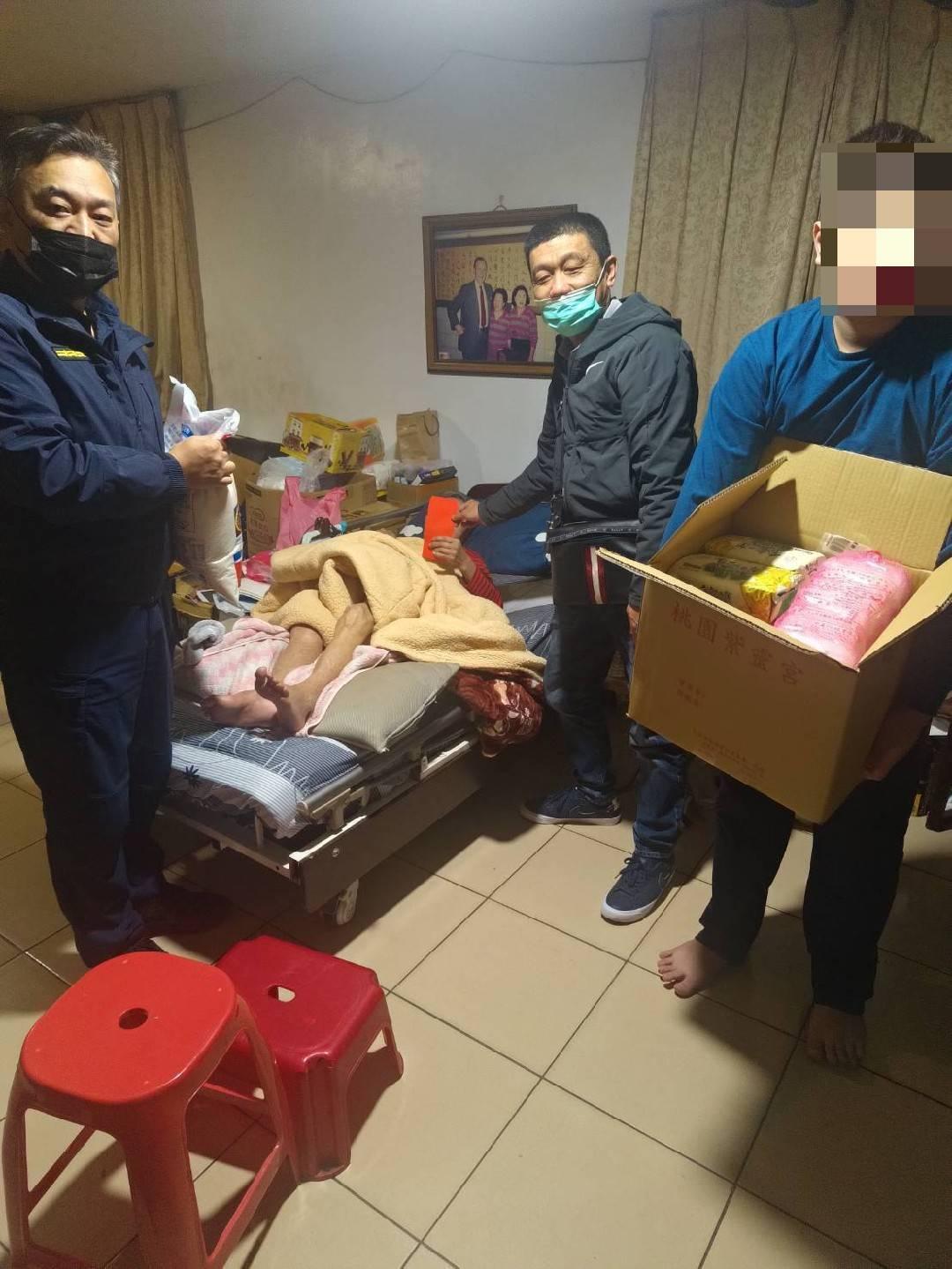 大竹所長郭堂榮(左一)牽線桃園市寒冬送暖協會援助黃姓祖孫。(圖/警方提供)