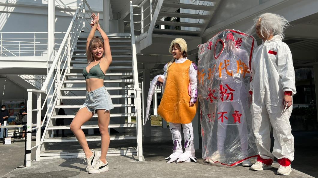 巫苡萱（左）祭出性感招數跟其他人比拚。（圖／民視提供）
