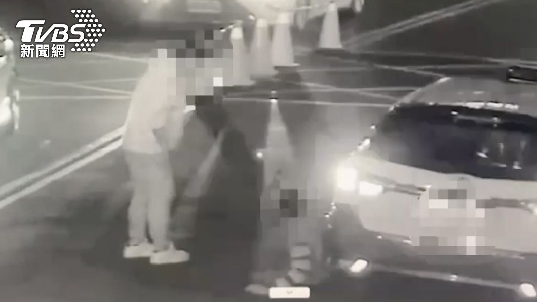 不滿計程車變換車道載客 莽男氣炸開槍射窗還踹倒運將