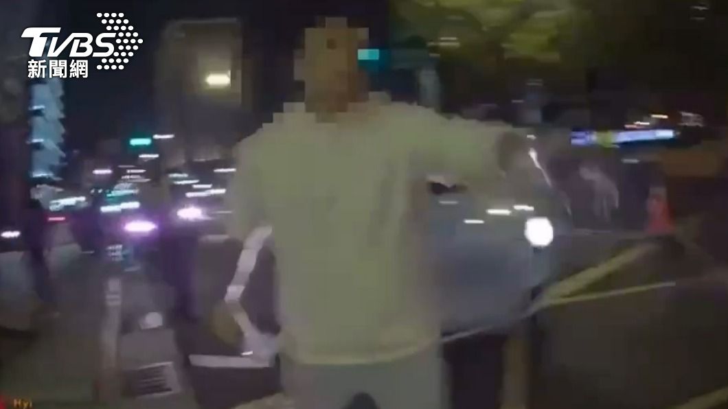 警方獲報後抵達現場,謝男又駕車回來。(圖/TVBS)