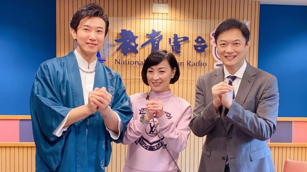 寶媽（中）提早在節目上拜年。（圖／陳鴻提供）