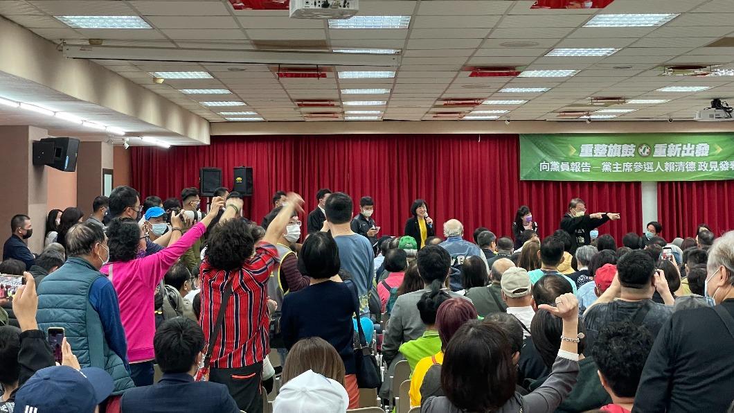 高嘉瑜被綠營支持者比倒讚、噓爆。(圖/吳紹瑜攝)