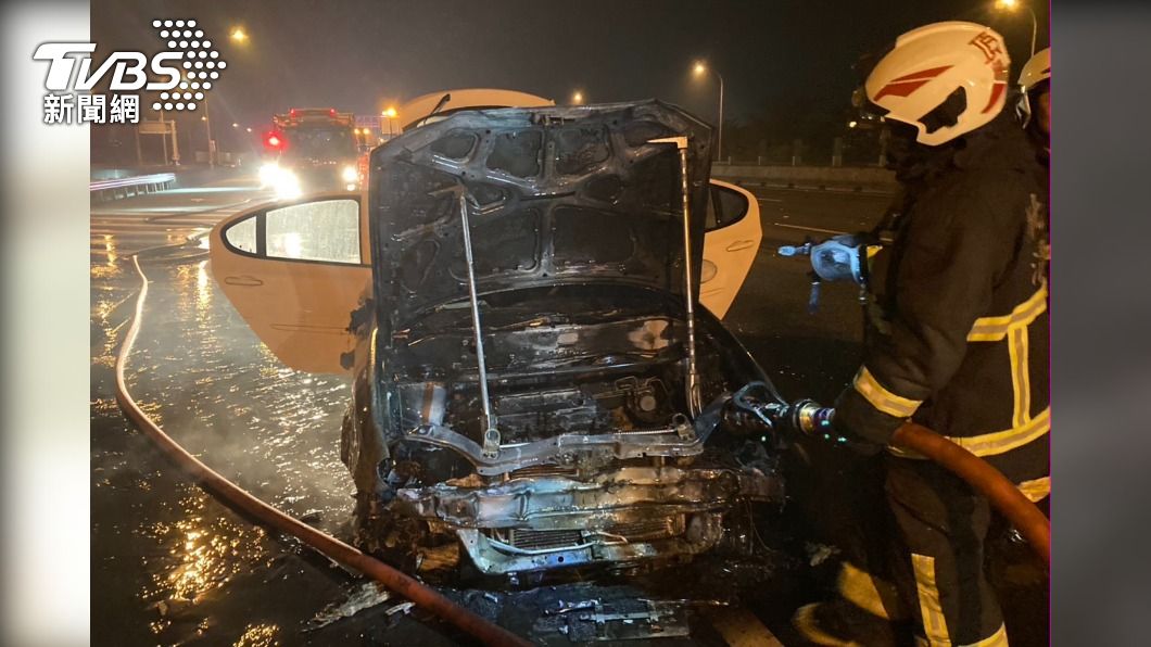 國三7車連環撞 轎車起火燃燒、駕駛送醫