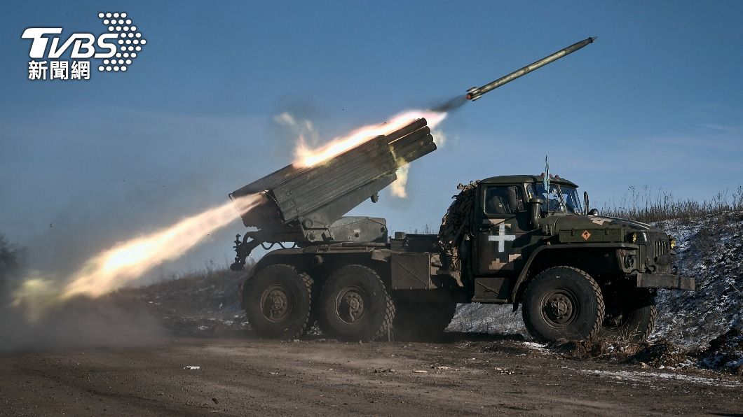 俄烏戰爭進入第323天,近日俄烏兩軍在烏東頓巴斯地區(Donbas)巴赫姆特(Bakhmut)北方的鹽礦小鎮蘇勒答爾(Soledar)激烈交戰。(圖/達志影像美聯社)