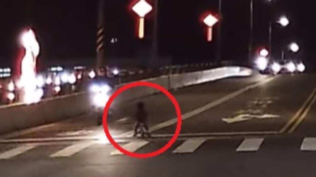 扯!男童騎三輪車上橋「逆向滑行」 路人急煞2舉動太暖