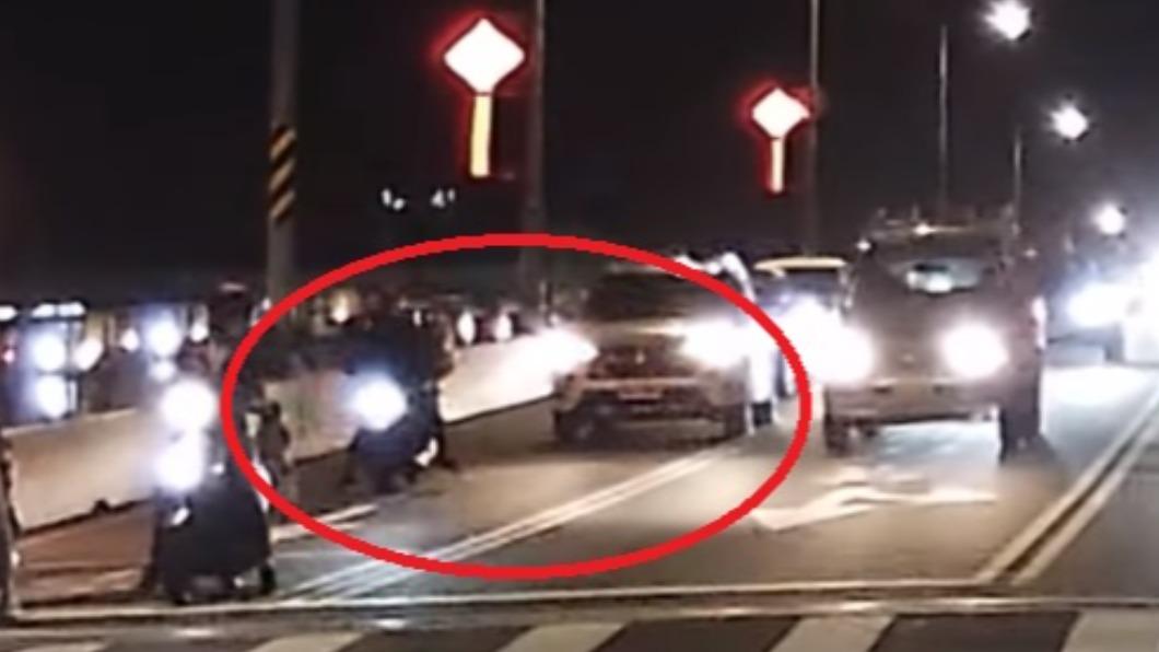 後方駕駛見狀趕緊煞車關心。（圖／翻攝自臉書「宜蘭知識+」）