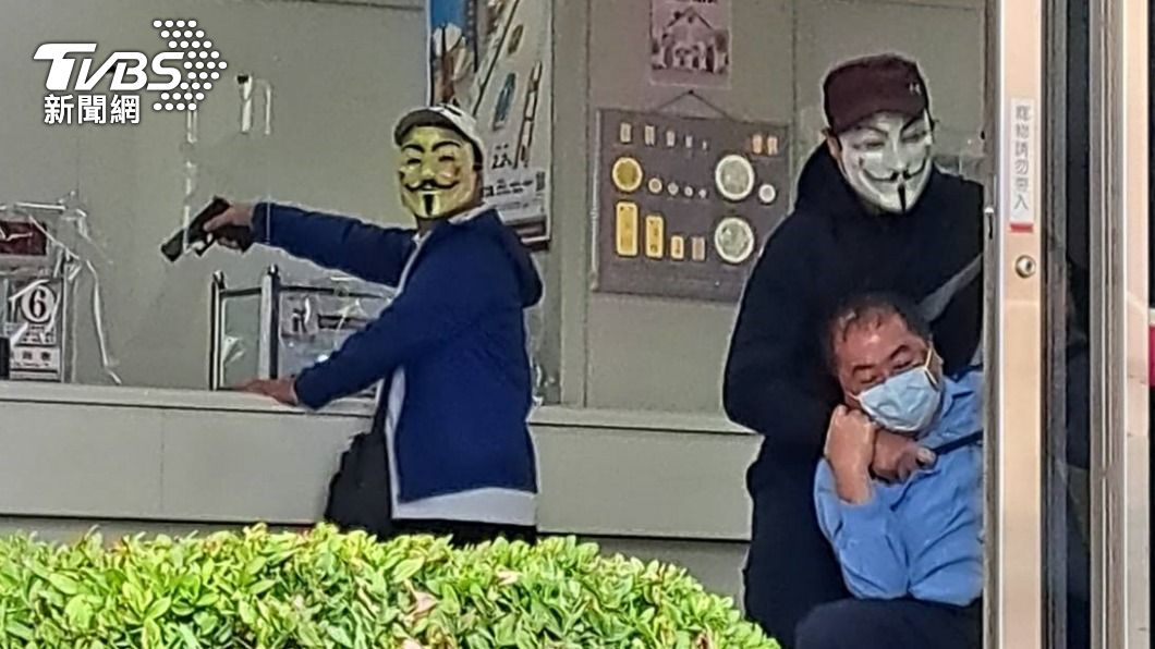 「V怪客」開瑪莎拉蒂搶銀行?警COSPLAY啦 防搶演練免驚