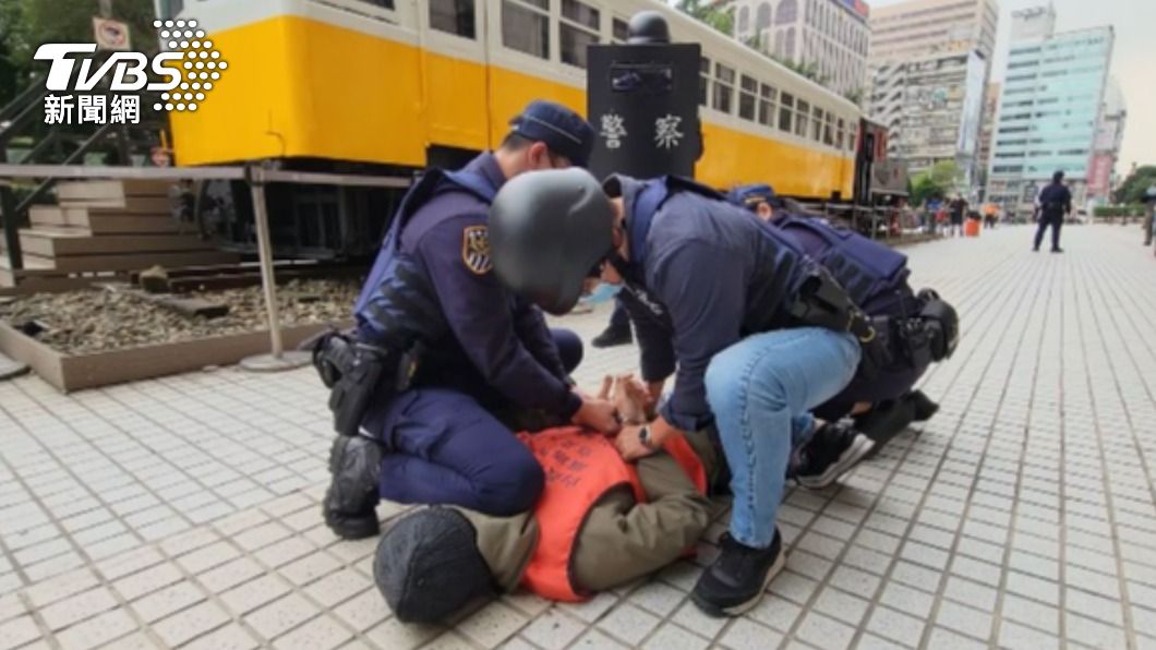 鐵路警察防搶演練。(圖/TVBS)