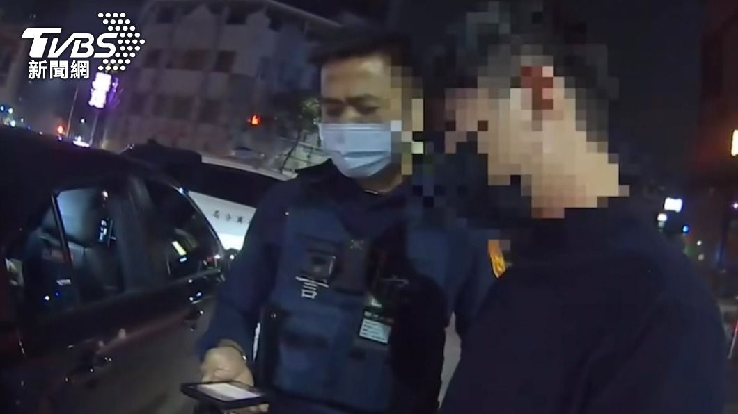 不知遭通緝還搭Uber！司機闖燈遭攔　乘客直接被逮