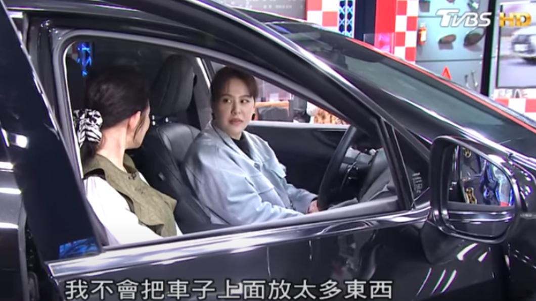 日前上節目分享新車的黃小柔,車內乾淨程度連主持人都很訝異。(圖/擷取自地球黃金線 YouTube)