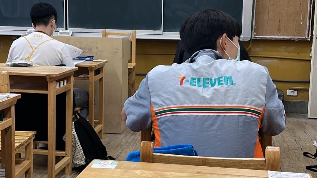1名考生身穿超商制服考學測,引發各界熱議。(圖/翻攝自「路上觀察學院」臉書)