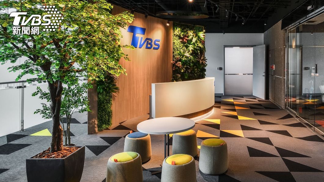 走進辦公室大廳,大大的「TVBS」LOGO映入眼簾。(圖/TVBS)
