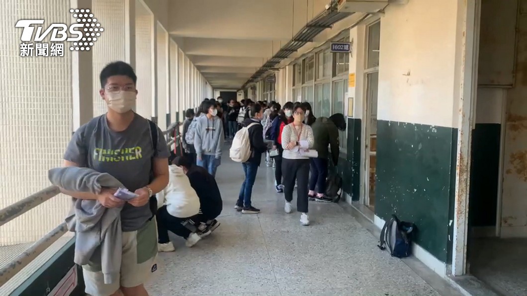 網友表示學測當天一路哭到考場,監考人員當下暖心安給她安慰。(圖/TVBS資料照)