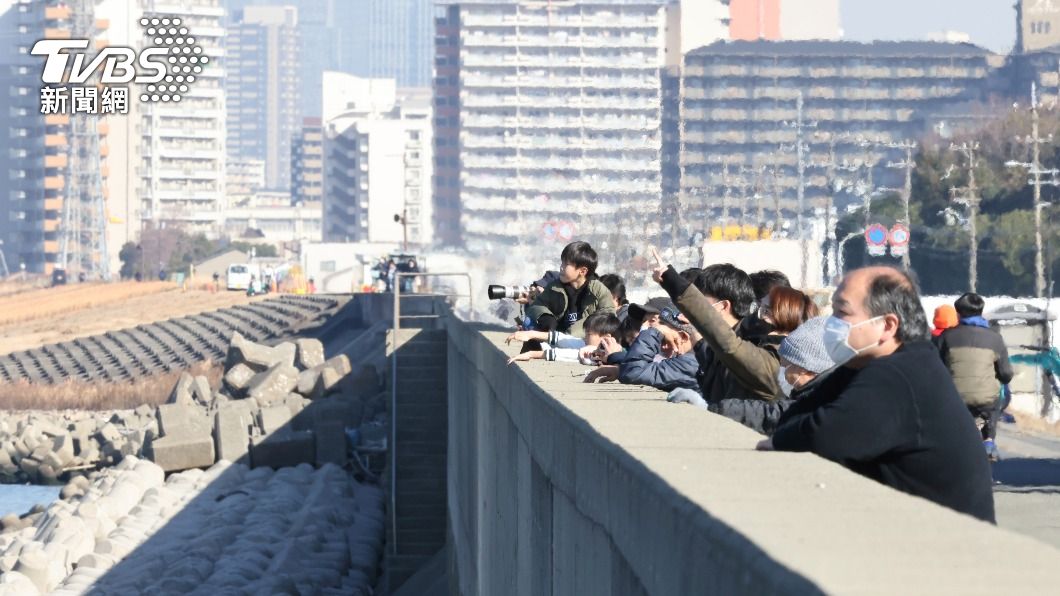 「小淀」的出現讓不少日本民眾紛紛跑去大阪灣沿岸拍照。(圖/達志影像美聯社)