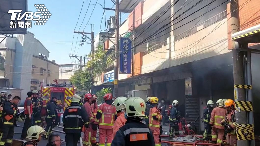 大批警消人員到場搶救。(圖/TVBS)