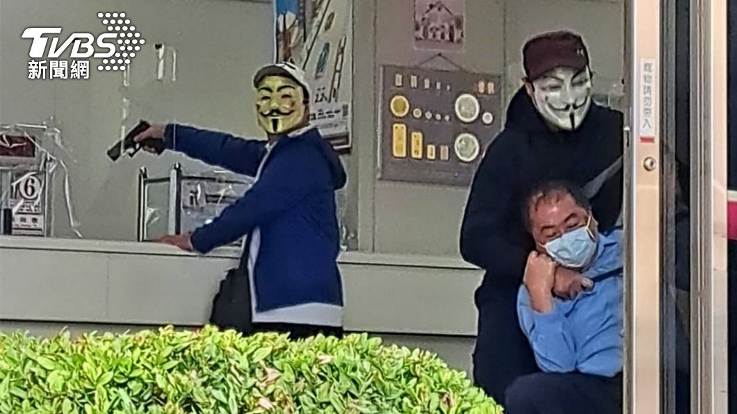 模擬歹徒脅持警衛。（圖／TVBS）