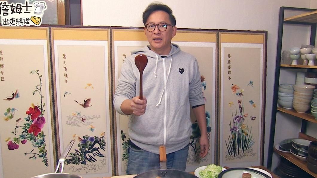 詹姆士烹煮創意料理「韓式文昌雞湯」。(圖/八大提供)