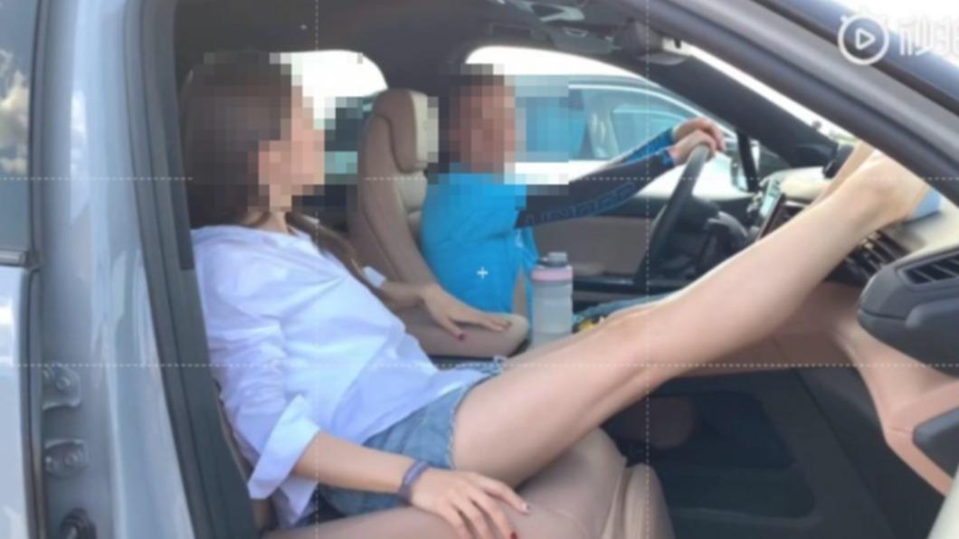 能接受?女光腳放儀表台 老司機揭「嚴重後果」:危險又不雅