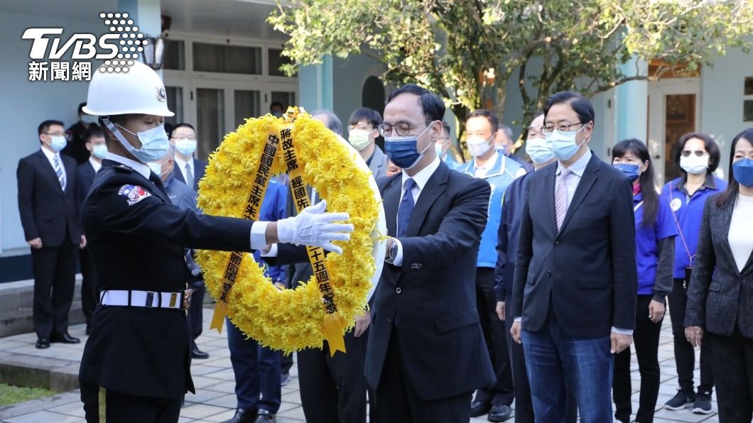 前總統蔣經國逝世35周年，國民黨主席朱立倫今日在桃園市長張善政陪同下赴大溪謁陵。（圖／國民黨提供）