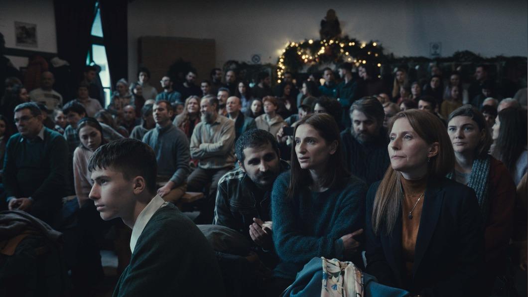 羅馬尼亞導演克里斯汀穆基在片中展現17分鐘一鏡到底神調度。（圖／光年映畫提供）