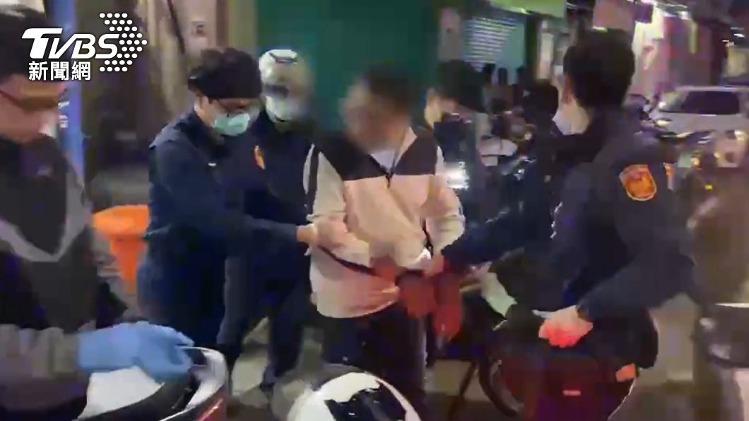 警方循線逮捕連續縱火的郭男。(圖/TVBS)