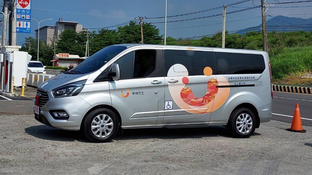 董事長還捐車,幫助偏遠地區民眾能到醫院看醫生。(圖/屏東枋山鄉公所)