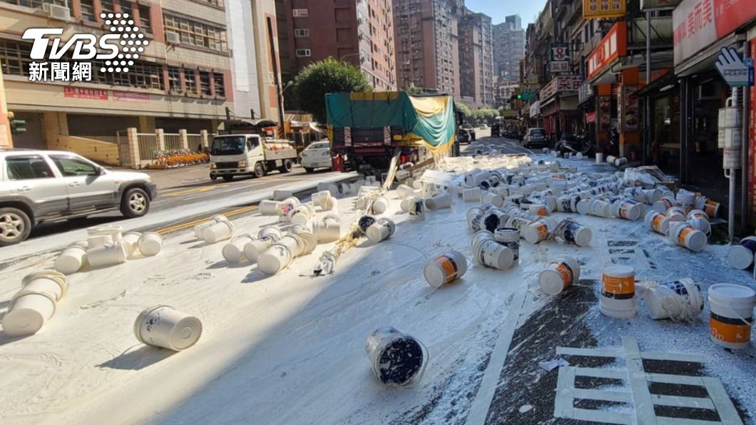 攏系白漆!貨車載十噸油漆桶固定繩突然斷 柏油路全染白