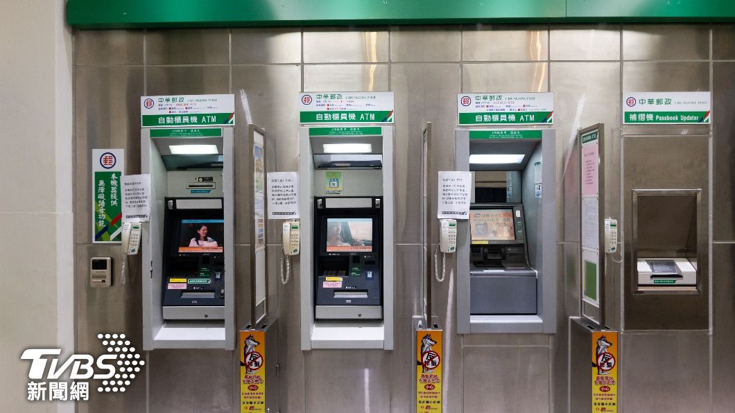 目前模擬線上申請後直接入帳、郵局臨櫃,及ATM領取等3方案(示意圖/shutterstock達志影像)