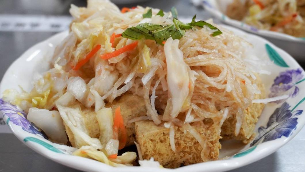 泡菜、白蘿蔔絲跟九層塔是「玉里橋頭臭豆腐」的靈魂三寶。(圖/猴子【東】遊記提供)