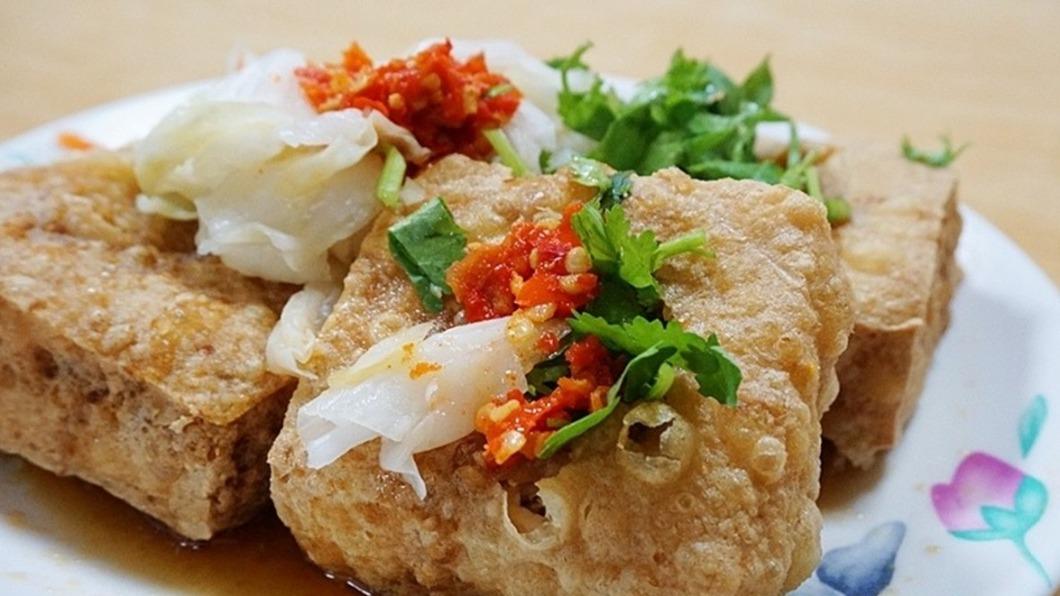 臭豆腐搭配香菜、泡菜、蒜泥跟辣椒,香氣四溢,大口咬下還會噴汁。(圖/PEKO の Simple Life提供)