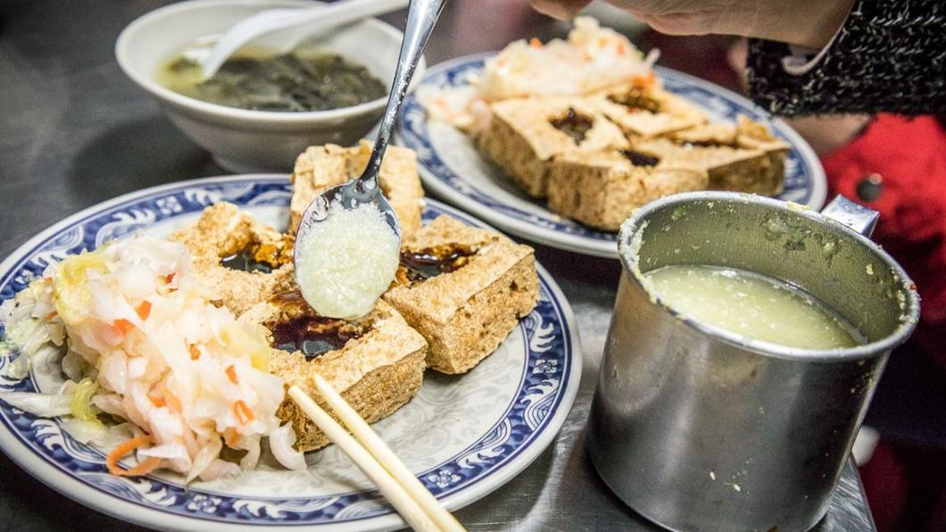 戳洞型臭豆腐搭配店家自己打的蒜泥超級夠味。(圖/大手牽小手玩樂趣提供)